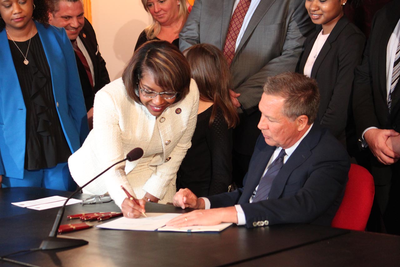 Rep. Sykes with Governor Kasich signing House Bill 1 into law, legislation to modernize Ohio's domestic violence laws
