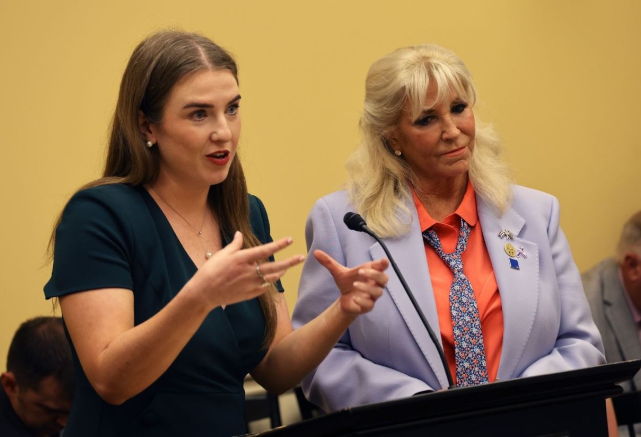 Rep Sweeney provide sponsor testimony alongside Rep. Sara Carruthers before the House Commerce and Labor Committee in support of their bipartisan bill, HB 495.