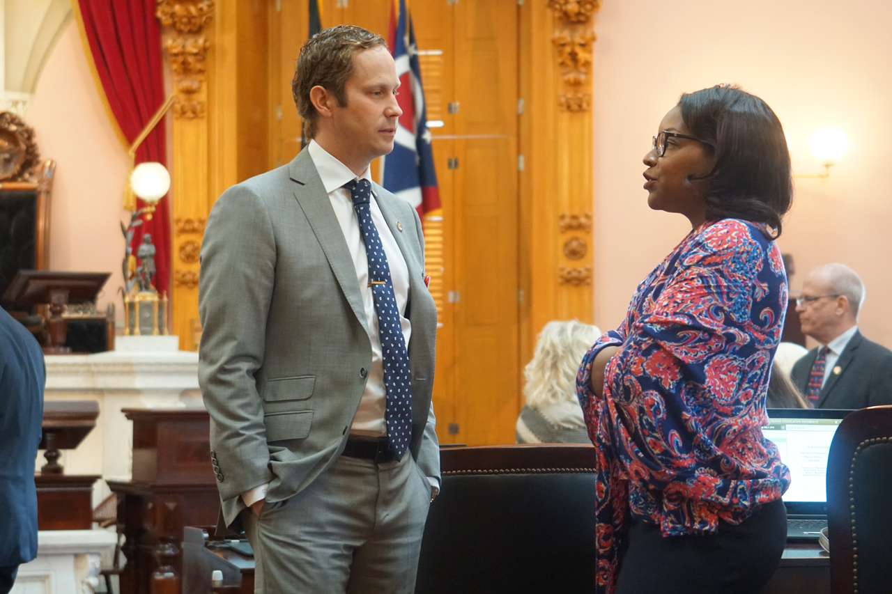 Rep. Weinstein speaks with Leader Emilia Strong Sykes (D-Akron) before House session