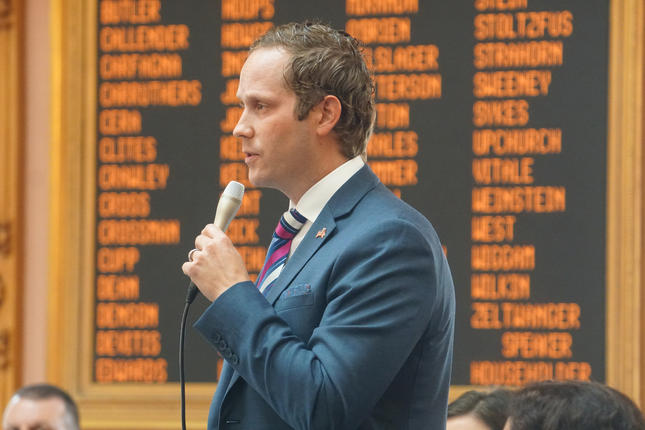 Rep. Weinstein speaks on the House floor in support of his bipartisan bill to help military members and their families obtain temporary occupational licenses more easily