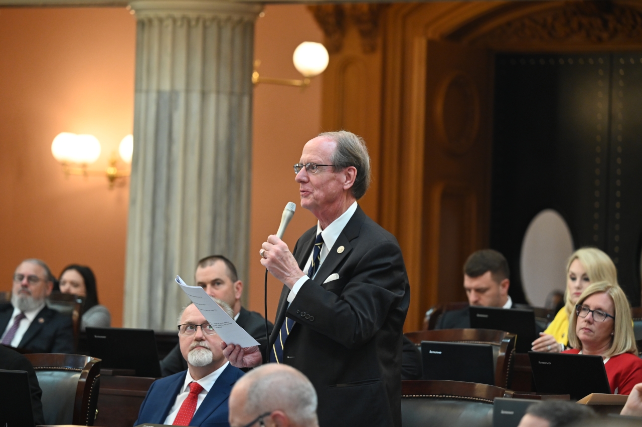 State Rep. Oelslager offers a motion during House session.