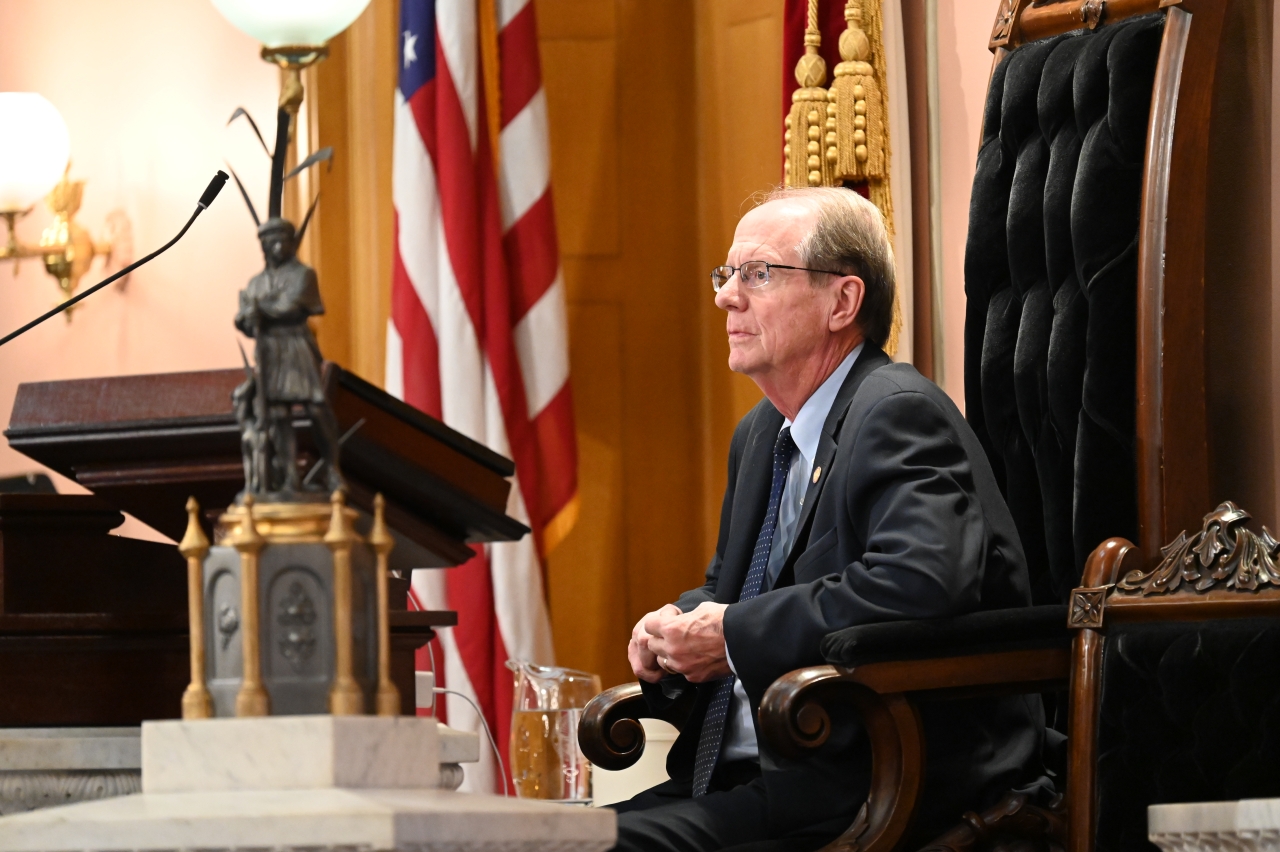 State Rep. Oelslager presides over House session.