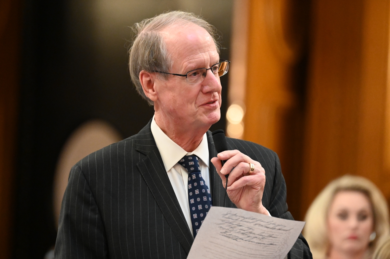 State Rep. Oelslager delivers a floor speech.