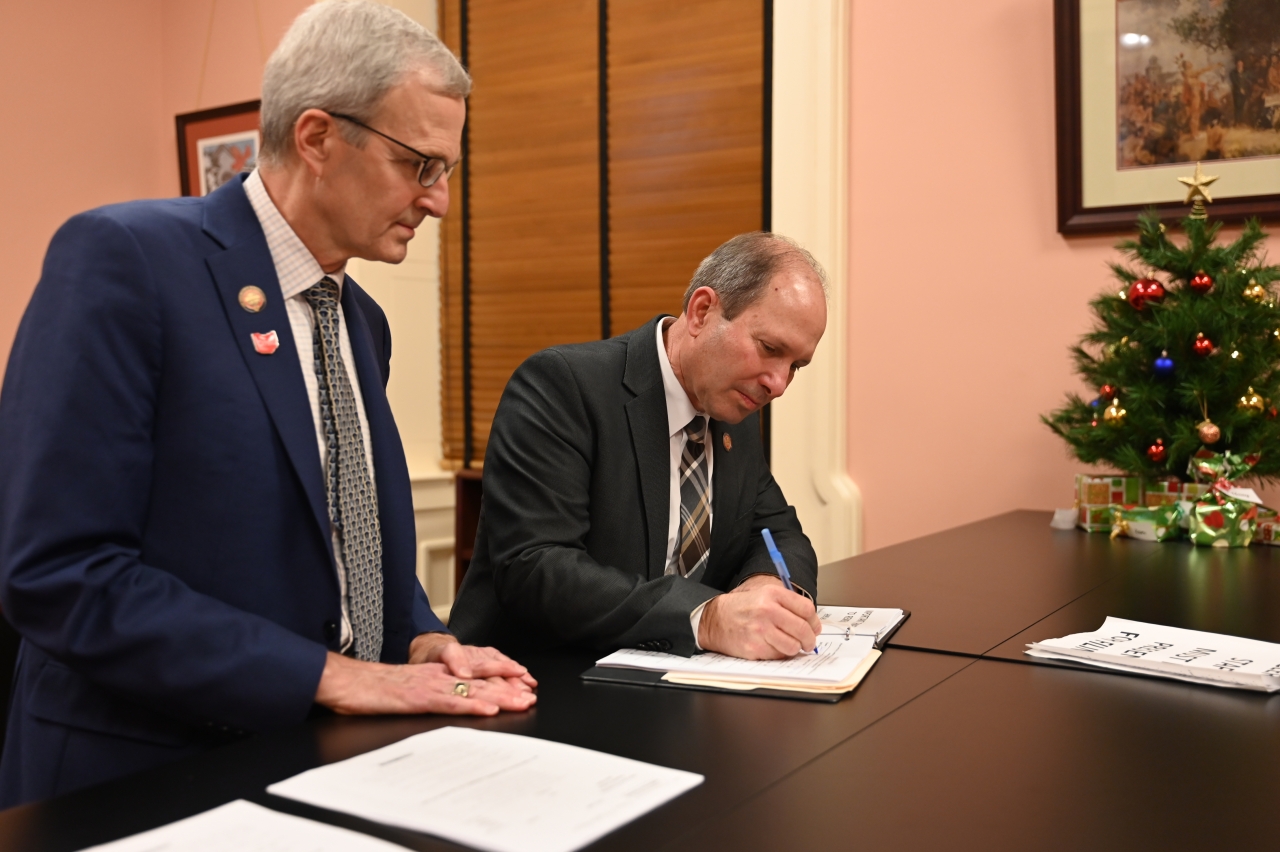 Reps. Dobos and Klopfenstein introduce legislation exempting certain non-commercial seed-sharing activities from laws governing seed labeling, inspection, and advertising.