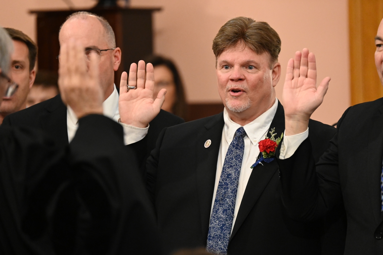 Rep. Ritter takes the oath of office, beginning his first term as State Representative.