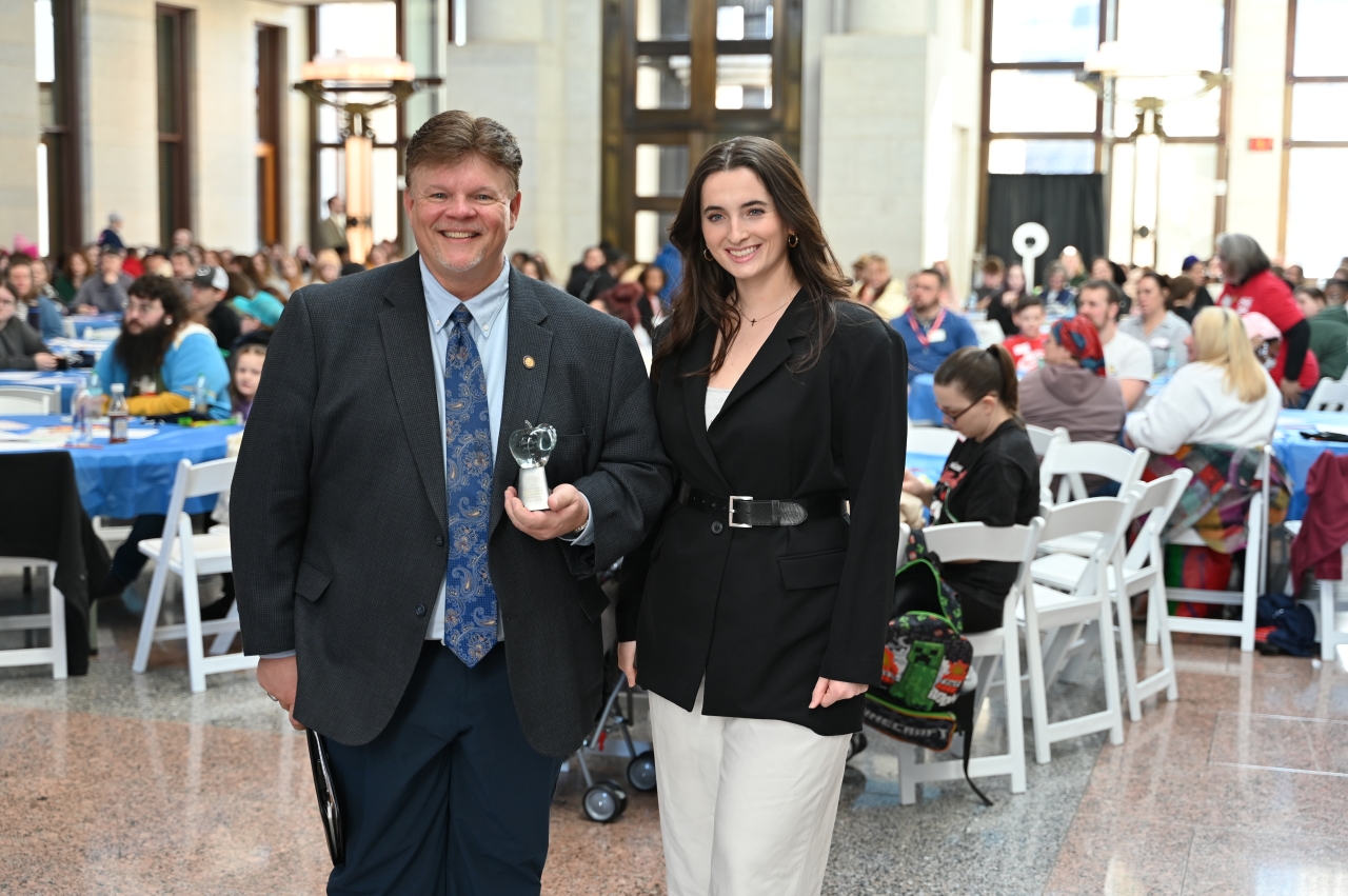 State Representative Kevin Ritter Receives Golden Apple Award